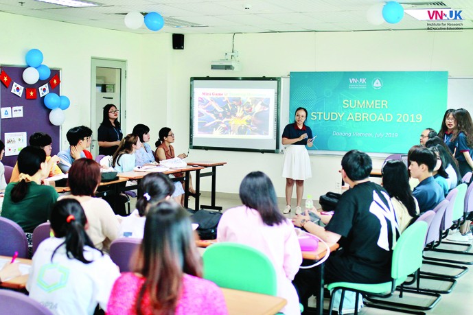 SV ĐH Công giáo Deagu (Hàn Quốc) tham gia học kỳ mùa hè tại Viện Nghiên cứu và Đào tạo Việt - Anh (ĐH Đà Nẵng). Ảnh do nhà trường cung cấp
