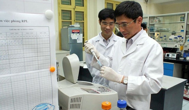 Hướng dẫn nghiên cứu khoa học tại Phòng thí nghiệm trọng điểm quốc gia Enzym và Protein (Đại học Quốc gia Hà Nội). Ảnh: NT