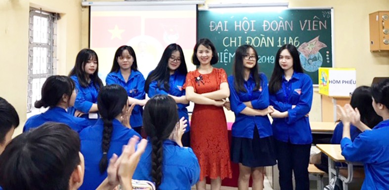 Cô giáo  Hoàng Thu Trang cùng HS Trường THPT Hoàng Cầu