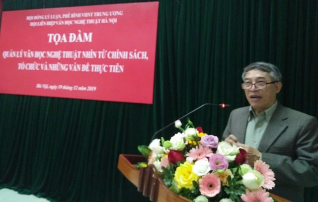 PGS.TS Phạm Quang Long phát biểu đề dẫn tại buổi tọa đàm. Ảnh: Bình Thanh.