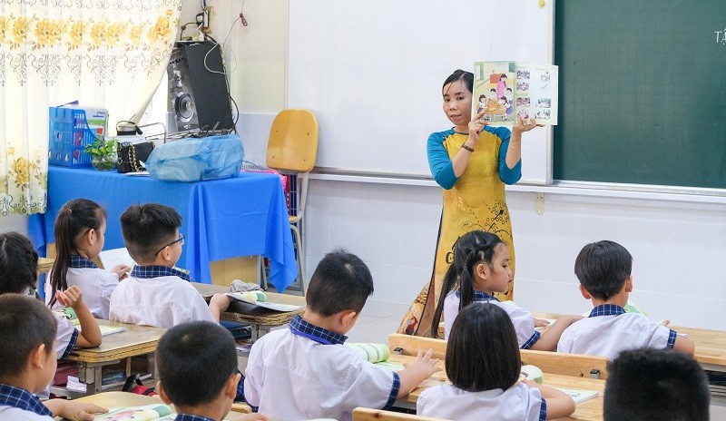 Cô, trò lớp 1 Trường Tiểu học Võ Trường Toản, quận Ninh Kiều (TP Cần Thơ) trong giờ học môn Tiếng Việt SGK mới. Ảnh: Quốc Ngữ