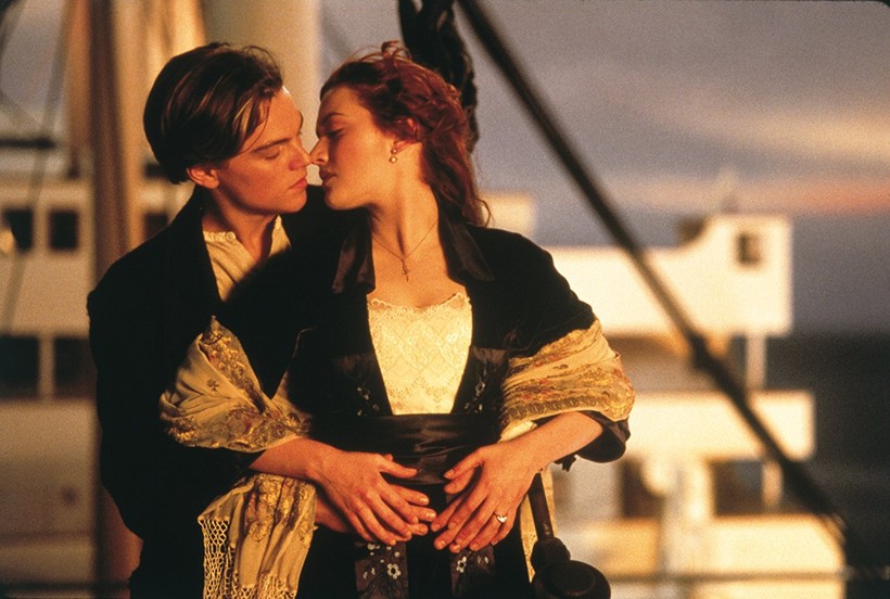 Lấy ý tưởng từ vụ đắm tàu RMS Titanic năm 1912, Titanic (1997) dưới bàn tay đạo diễn của James Cameron đã trở thành kỳ tích điện ảnh, với kỷ lục về những giải thưởng đạt được ở lễ trao giải Oscar năm 1998. Titanic thành công vang dội ở cả chuyên môn và doanh thu. Phim gây bão các phòng vé khắp thế giới năm 1997. Titanic giúp tiếng tăm của Leonardo DiCaprio, Kate Winslet tại Hollywood vươn lên tầm cao mới. Ảnh: Telegraph.