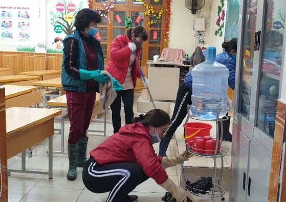 Các cô giáo Trường Tiểu học Nguyễn Đức Cảnh sát khuẩn, vệ sinh lớp học. 