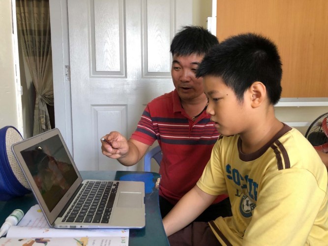 Phụ huynh hướng dẫn học sinh lớp 4 Trường TH Thái Văn Lung, quận Thủ Đức ôn tập môn Tiếng Anh tại nhà. 