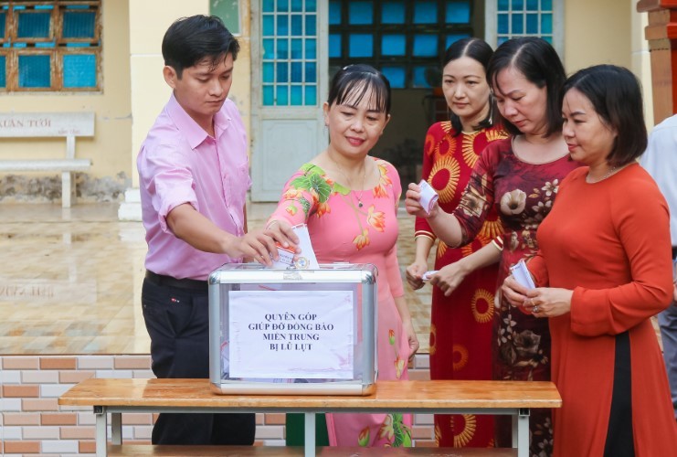 Tập thể Trường THPT chuyên Nguyễn Thị Minh Khai (Sóc Trăng) chung tay đóng góp ủng hộ đồng bào miền Trung bị lũ lụt. Ảnh: X. Lương
