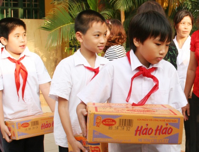 Học sinh tiểu học Hà Nội quyên góp thực phẩm ủng hộ đồng bào vùng lũ miền Trung. Ảnh: H.Cường.