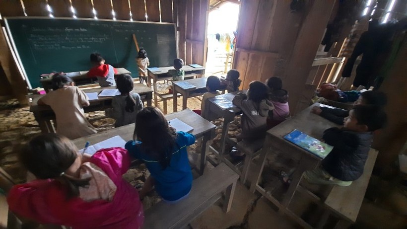  Lớp học ở điểm trường Tắk Pổ phải học nhờ trong phòng học thiếu ánh sáng ở nhà dân.