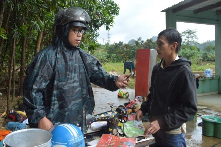 Nhà báo Thái Bá Dũng tác nghiệp tại vùng lũ Nam Giang – Quảng Nam dịp bão số 9 vừa qua. Ảnh: NVCC