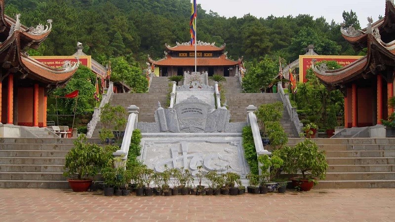Lăng mộ thầy giáo Chu Văn An trên núi Phượng Hoàng (Chí Linh – Hải Dương).