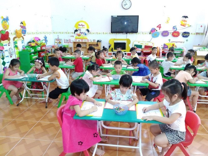 Các bé 5 tuổi Trường Mầm non Hoa Phượng (phường Văn Đẩu, quận Kiến An) cùng nhận diện số.