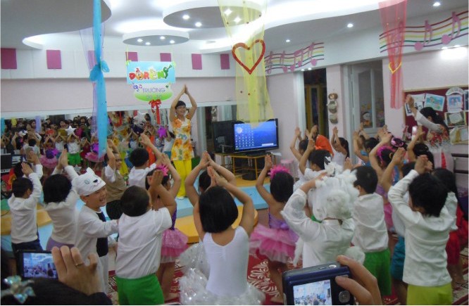 Cô và bé Trường MN chất lượng cao 20/10 (quận Hoàn Kiếm, Hà Nội) hứng thú với hoạt động trải nghiệm.

