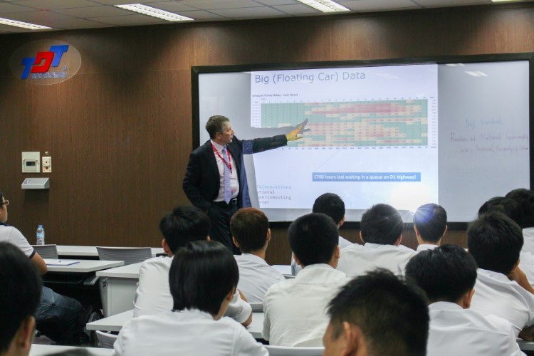Một buổi dạy của giảng viên nước ngoài tại Trường ĐH Tôn Đức Thắng. Ảnh: NTCC.