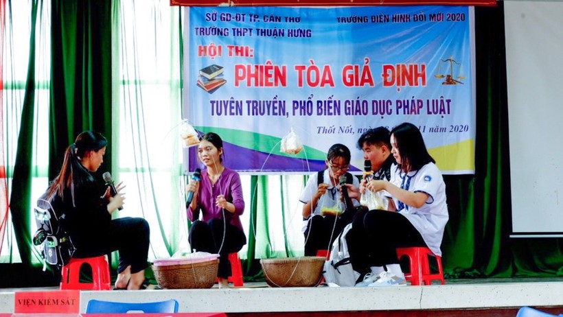Tiết kiểm tra thông qua “Phiên tòa giả định” của HS Trường THPT Thuận Hưng, quận Thốt Nốt (TP Cần Thơ). 