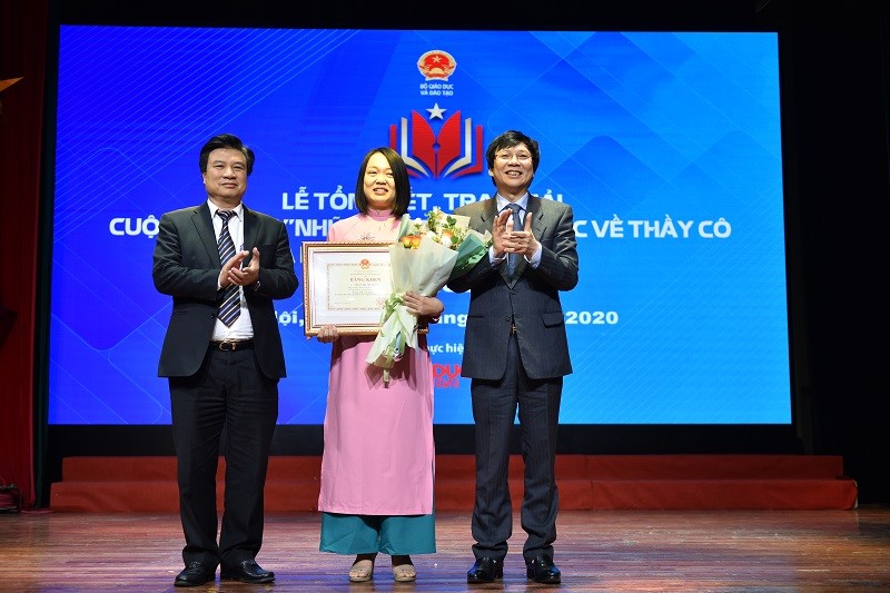 Thứ trưởng Bộ GD&ĐT Nguyễn Hữu Độ và nhà báo Hồ Quang Lợi - Phó Chủ tịch thường trực Hội Nhà báo Việt Nam trao giải Nhất cuộc thi.