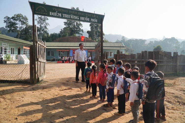 Thầy Lữ Văn Phòng đón học sinh vào lớp 1 tại điểm trường Huồi Mới (Trường Tiểu học Tri Lễ 4, huyện Quế Phong, Nghệ An).