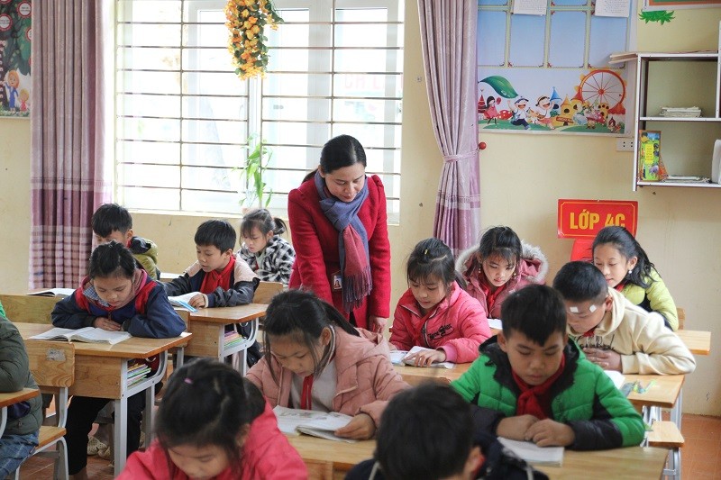 Trong giờ học tại Trường Tiểu học Đoàn Kết (huyện Phong Thổ, tỉnh Lai Châu).