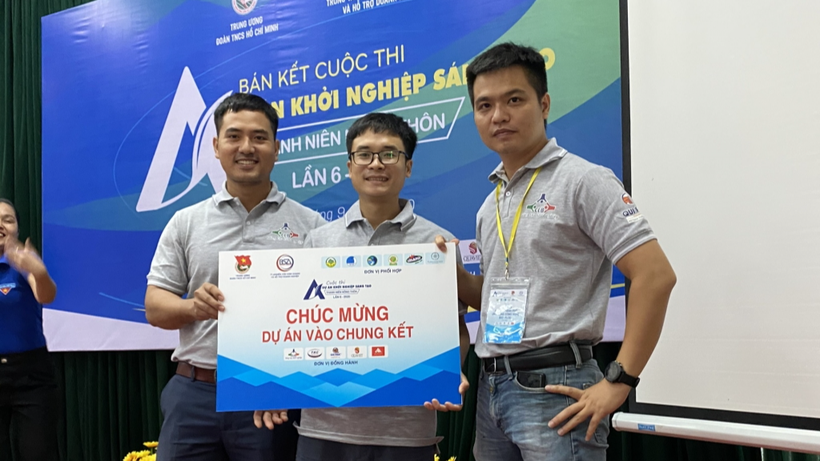 Nhóm bạn trẻ Nguyễn Đình Tuấn với mô hình nuôi tôm áp sát thành phố lọt vào chung kết dự án khởi nghiệp. Ảnh: NVCC.