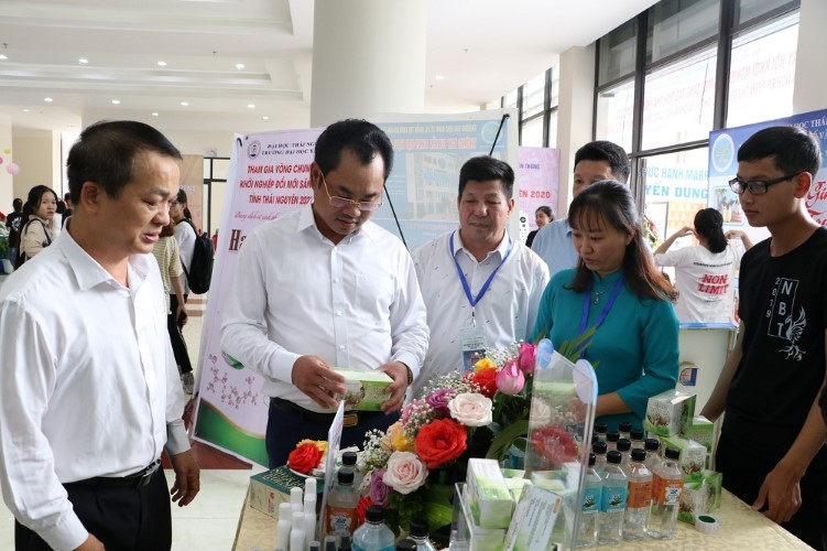 Ông Trịnh Việt Hùng thăm các gian trưng bày sản phẩm tại Ngày hội khởi nghiệp đổi mới sáng tạo tỉnh Thái Nguyên năm 2020.