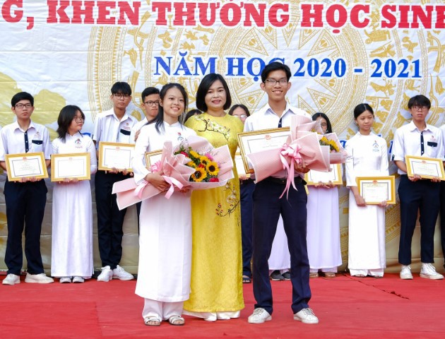 Bà Trần Hồng Thắm, Giám đốc Sở GD&ĐT TP Cần Thơ tuyên dương 2 HS đoạt giải Nhất Kỳ thi chọn HS giỏi cấp quốc gia THPT năm học 2020 - 2021.