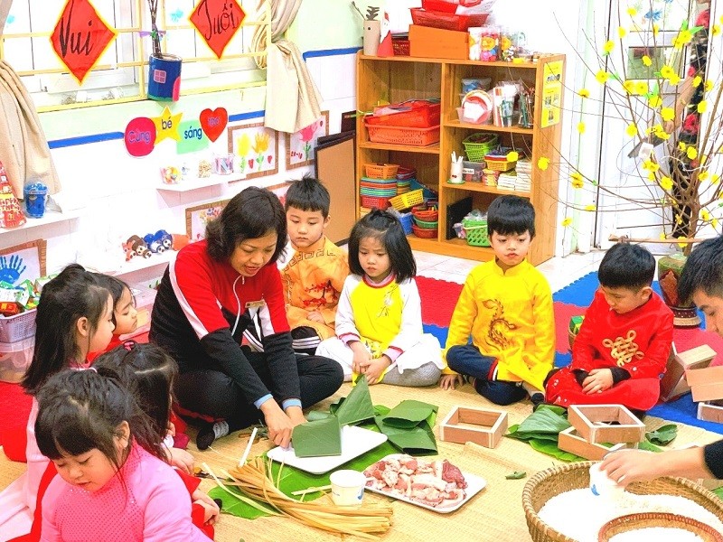 Cô và trò Trường MN Họa Mi vui đón Tết qua hoạt động trải nghiệm gói bánh chưng.