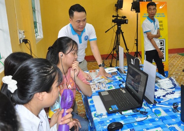 Tư vấn, hướng dẫn học sinh Yên Bái kết nối vào hệ sinh thái công nghệ của Trường Đại học Mở Hà Nội.