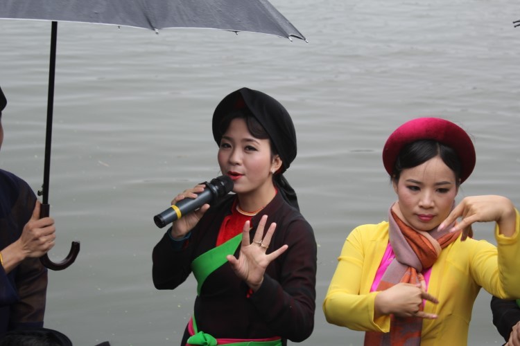 Hát quan họ ngày xuân ở làng Ngang Nội - quê hương của nghệ nhân Nguyễn Đức Sôi.