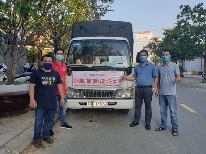“Team 687” ủng hộ trang thiết bị y tế cho tỉnh Hải Dương chống dịch.