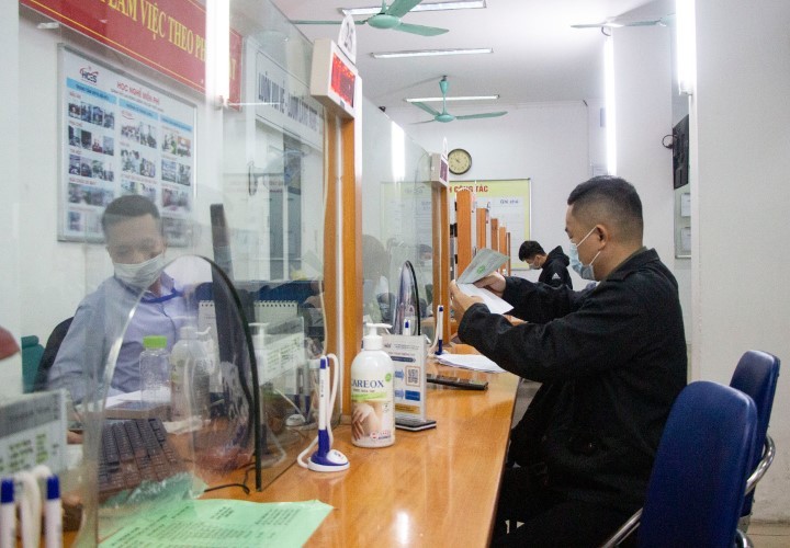 Người lao động đến Trung tâm Dịch vụ việc làm Hà Nội vào cuối tháng 2.