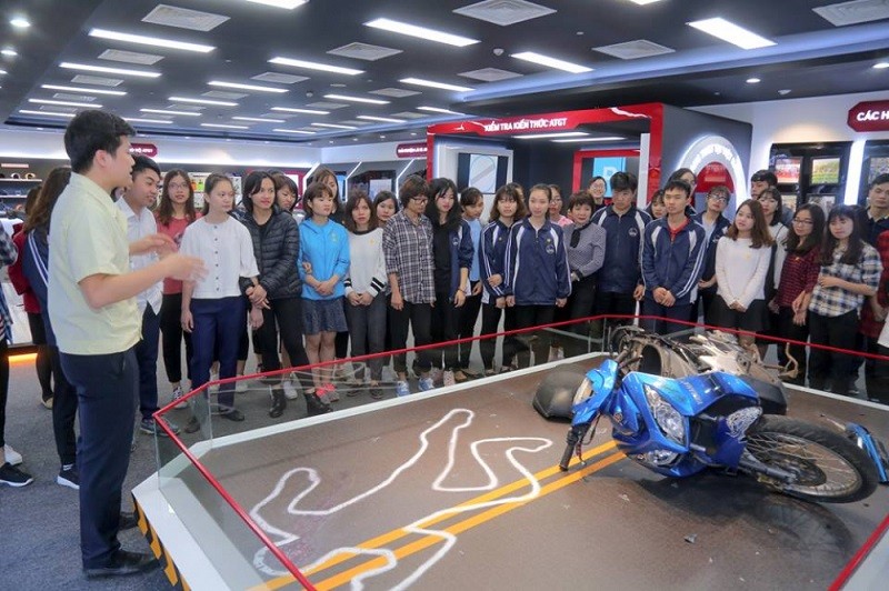 Sinh viên ĐH Quốc gia Hà Nội trải nghiệm thực tế tại Nhà máy Samsung Bắc Ninh.