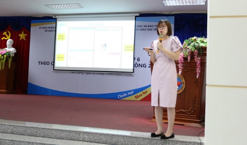 Đại diện nhà xuất bản giới thiệu SGK lớp 6 môn Tiếng Anh cho cán bộ, giáo viên tỉnh Tiền Giang.
