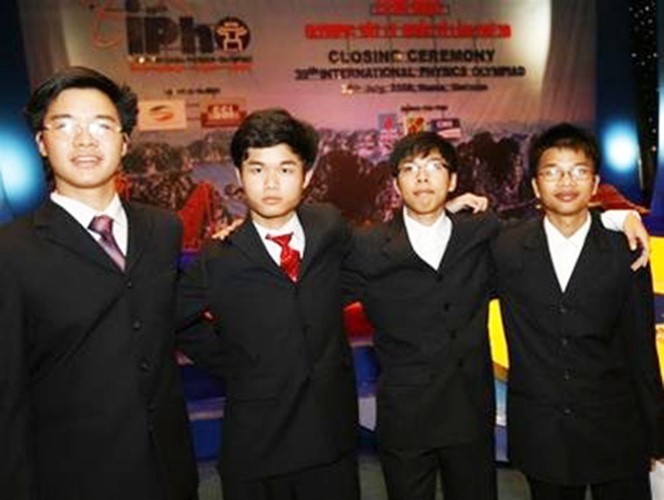 Dự IPhO 2008, Đỗ Hoàng Anh, Huỳnh Minh Toàn, Nguyễn Đức Minh, Nguyễn Tất Nghĩa (trái sang) cùng đoạt 4 HCV cho Việt Nam. Ảnh: Việt Dũng