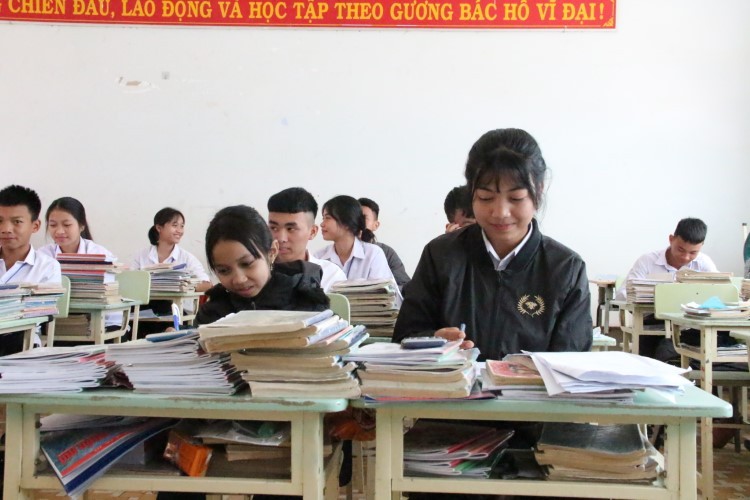 Học sinh Trường DTNT Đắk Hà (Kon Tum) học tập, ôn luyện kiến thức.