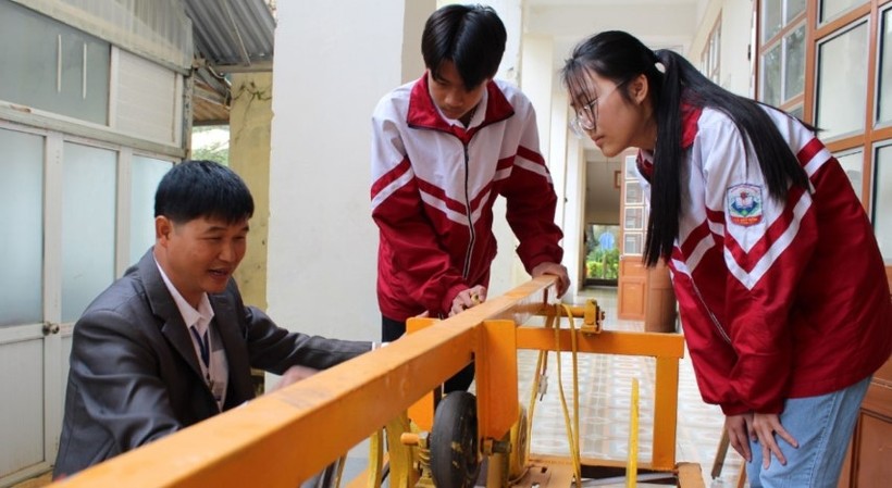 Thầy An Văn Thái - giáo viên Trường THCS Lê Quý Đôn (TP Sơn La) cùng hướng dẫn học sinh sáng chế máy rèn, duỗi kim loại và hợp kim. Ảnh: NTCC
