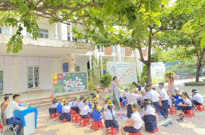 Giờ học tiếng Anh ngoài trời của HS lớp Một, Trường Tiểu học Võ Thị Sáu (quận Hải Châu, TP Đà Nẵng).