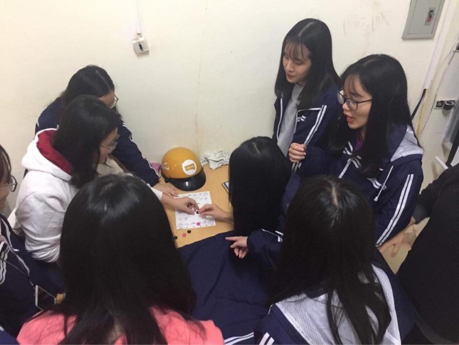 HS lớp 12 chuyên tiếng Hàn Trường THPT Chuyên ngữ, ĐHQG Hà Nội với trò chơi truyền thống Yutnor của Hàn Quốc. Ảnh: HSCC