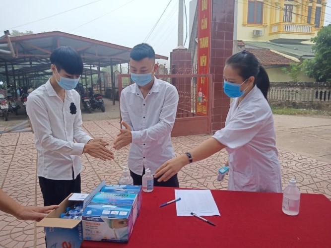 Học sinh lớp 12 tại Bắc Giang đến trường phải thực hiện an toàn phòng dịch Covid-19.