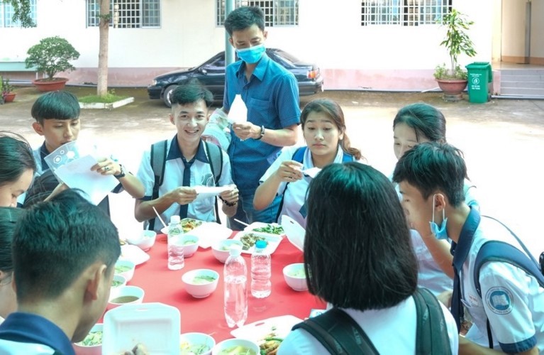 Giáo viên Trường THPT Phan Văn Trị, huyện Phong Điền (TP Cần Thơ) chăm lo bữa trưa cho HS lớp 12.
