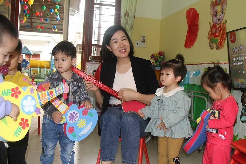 Chị Tuyền với giờ dạy sôi động cùng các bé tại Trường Mầm non Quan Lạn - nơi chị nguyện gắn bó cả cuộc đời.