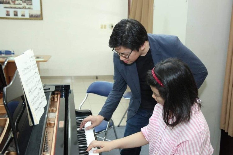 Giảng viên Nhạc viện hướng dẫn thí sinh luyện tập đàn Piano tại Hội thi Tài năng âm nhạc do Nhạc viện TPHCM tổ chức. Ảnh:  NTCC