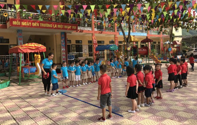 Giờ chơi, các cô giáo Trường MN Yên Ninh (TP Yên Bái) luôn khuyến khích sự sáng tạo ở trẻ (Ảnh chụp trước khi dịch Covid-19 bùng phát).