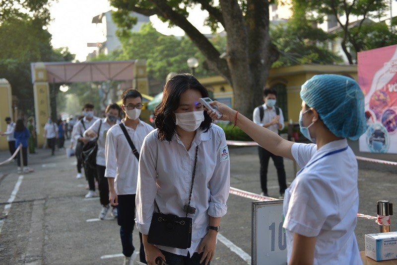 Kiểm tra y tế cho thí sinh tại Hà Nội trong Kỳ thi tốt nghiệp THPT đợt 1 năm 2021. Ảnh: Thế Đại