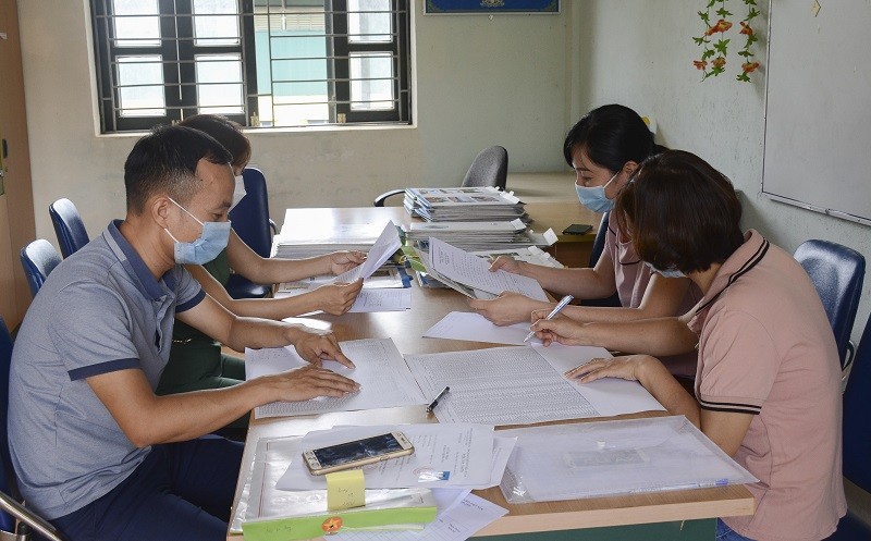 Cán bộ, giáo viên Trường PTDTNT THPT huyện Mường Ảng kiểm tra, đối chiếu lại hồ sơ dự thi của thí sinh tránh sai sót trước khi chuyển thông tin về Sở GD&ĐT.