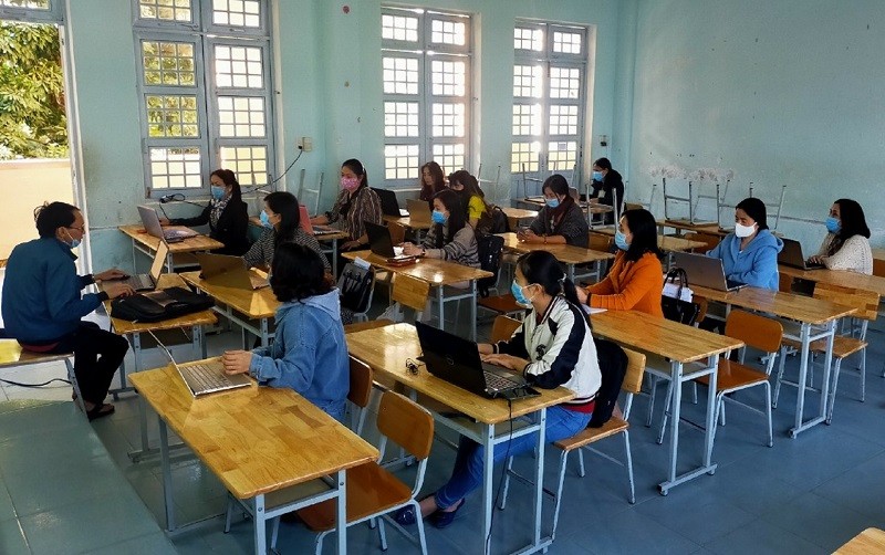 Giáo viên Trường THPT Kon Tum tập huấn ôn thi trực tuyến cho học sinh.