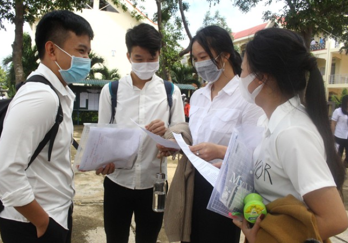 Học sinh tỉnh Bà Rịa - Vũng Tàu trao đổi sau khi làm xong bài trong Kỳ thi tốt nghiệp THPT đợt 1.