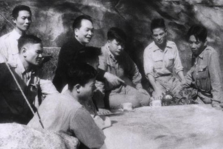 Đại tướng Võ Nguyên Giáp cùng các tướng lĩnh quân đội ta hoạch định kế hoạch tấn công Điện Biên Phủ tháng 3/1954. Ảnh: tư liệu

