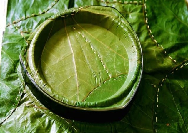 Chén đĩa đẹp mắt, thân thiện dùng 1 lần làm từ vỏ chuối, lá chuối và vỏ hộp sữa kết hợp với lá bàng ép.
