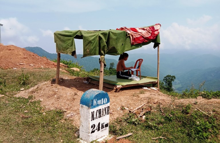 Em Tặng Thị Diện – sinh viên Trường ĐH Hồng Đức dựng lều trên đồi học trực tuyến.