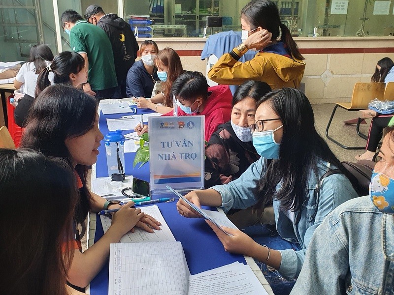 Hoạt động hỗ trợ tân sinh viên của Trường ĐH Nguyễn Tất Thành khi chưa có dịch. 