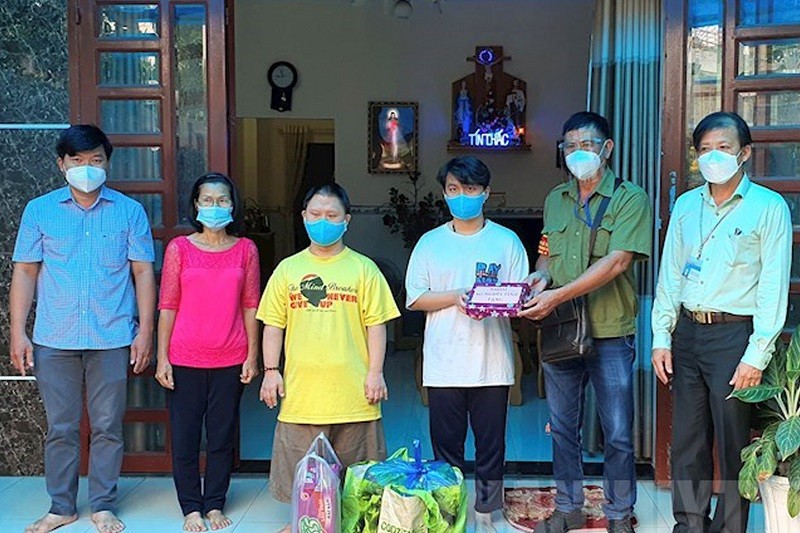 Lãnh đạo phường Tam Phú và đại diện nhóm các nhà hảo tâm trao quà và tiền hỗ trợ cho hai anh em
Bảo và Ân tại phường Tam Phú, TP Thủ Đức.
