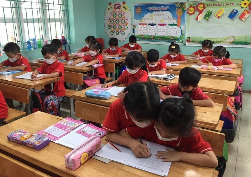 HS lớp 1 Trường Tiểu học Yên Mỹ (Lạng Giang - Bắc Giang) tăng cường tập viết tại lớp. Ảnh: NTCC